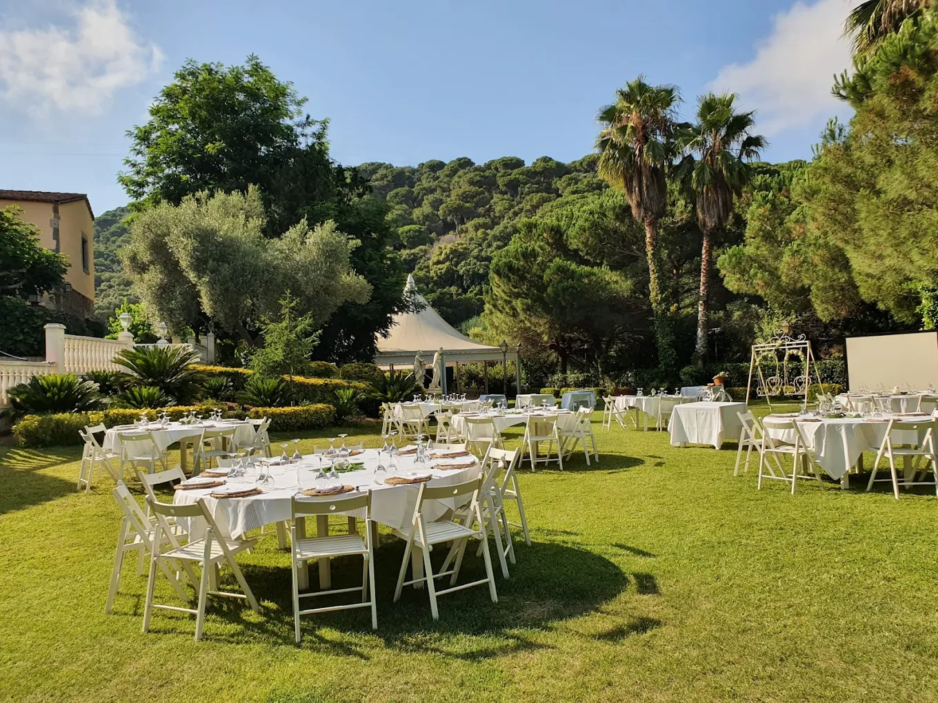 Jardín amplio en El Mas Nadal listo para celebración al aire libre